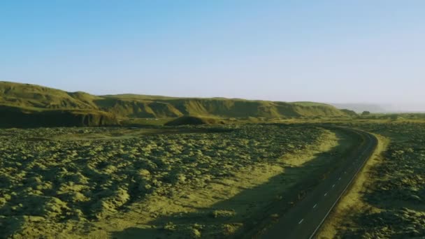 Luchtfoto Uitzicht Lege Straat Woestijn Wilde Plek Met Bergen Verte — Stockvideo