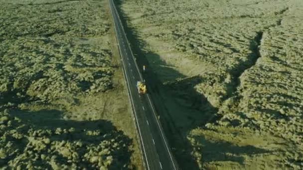 Vista Drone Guindaste Picador Cereja Plataforma Viajando Uma Longa Estrada — Vídeo de Stock