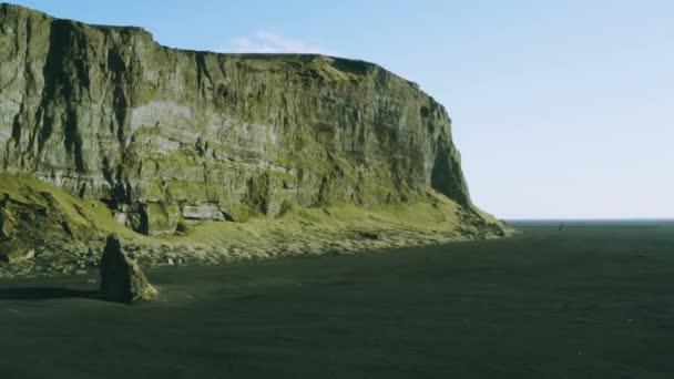 Drone View Visar Berg Vägg Vegetation Omgiven Svart Sand Svart — Stockvideo