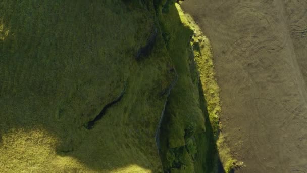 Antenn Flyg Över Bergskusten Fågelutsikt Gap Bukt Avgrund Fågelutsikt Grönt — Stockvideo