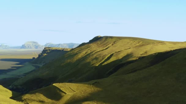 Aerial Piękna Góra Pokryta Zieloną Trawą Widoki Górską Równinę Góry — Wideo stockowe
