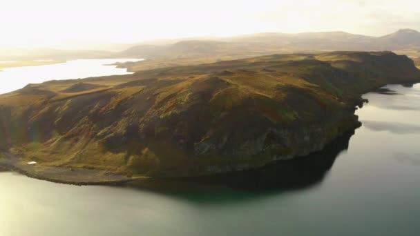 Aereo Ampia Vista Lago Montagna Montagna Rocciosa Circondata Acqua Pulita — Video Stock