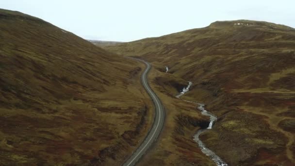 Vue Drone Une Route Vide Dans Les Montagnes Endroit Sauvage — Video