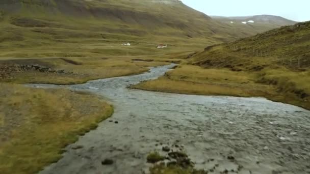 Hava Manzarası Küçük Bir Dağ Nehrinin Üzerinde Uçmak Arka Planda — Stok video