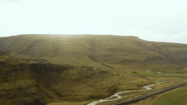 Беспилотный Вид Реку Горах Закате Гора Сухой Почвы — стоковое видео