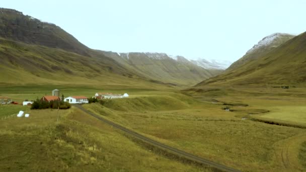 Aerial Vackert Bergslandskap Grön Floddal Mellan Berg Liten Ravin — Stockvideo