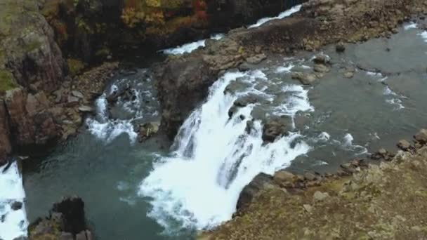 荒野の小さな滝の空中ビュー 水が絡む美しい空中風景 — ストック動画