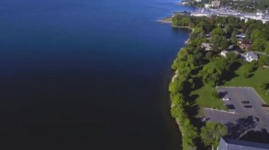 Mavi okyanuslu güzel bir deniz manzarası, Akdeniz ağaçlı deniz manzarası. Yeşil ağaçlar ve tatil köyleri ile okyanus manzarası.