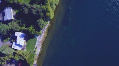 Hava manzarası, Akdeniz mavi su gökyüzü görüntüsü İHA görüntüsü havadan yeşil çam ağaçları, yeşil çimen, şeffaf su.
