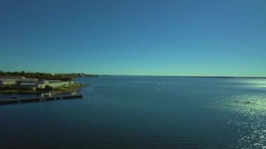 Limandan ayrılan küçük teknelerin havadan çekimi. Limandan ayrılan gemilerin güzel hava manzarası,.