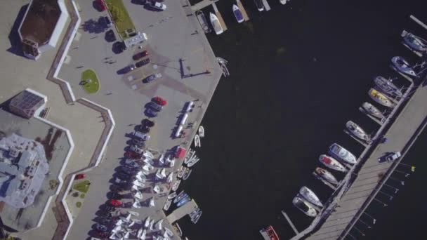 空中俯瞰旋转的鸟瞰着布满船只 海滨的港口 船的上方停靠在船坞上 顶部视图旋转 — 图库视频影像