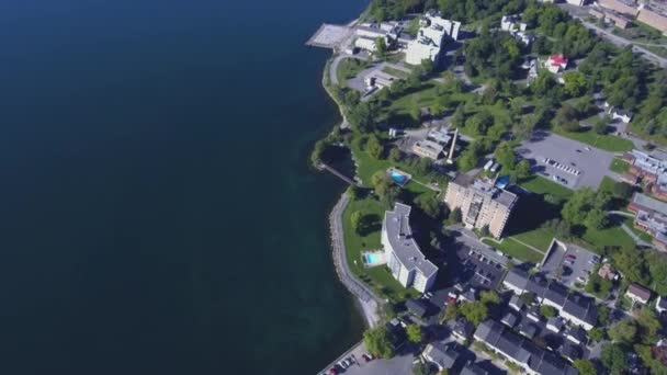 コルク アイルランドの海辺のホテルの空中ショット 美しいビーチの空中映像 ホテル 遠くには緑の木と舟が浮かんでいる — ストック動画