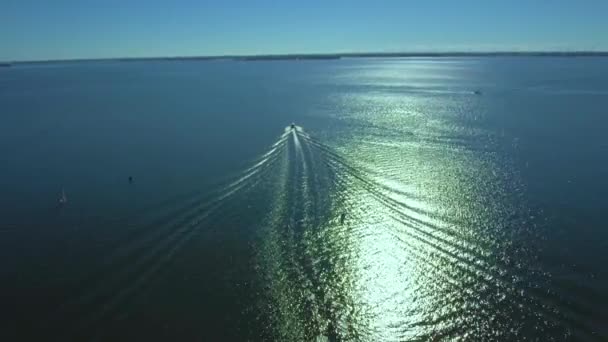 Vue aérienne bateau à moteur de luxe en mer. Large vue aérienne du bateau à moteur flottant en mer bleue transparente, reflétant l'eau, beaucoup de bateaux sur la mer .