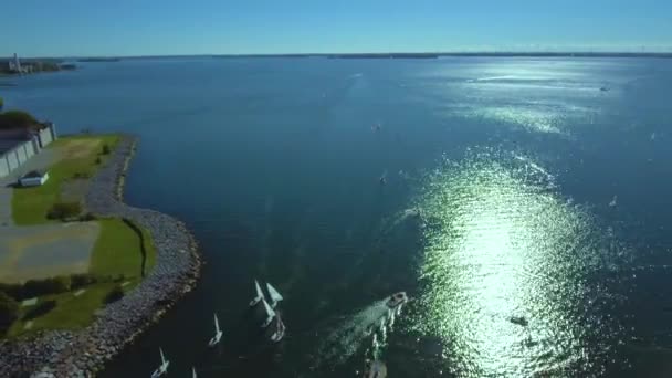 Drone traquant les voiliers quand la course à la voile. 4k. Survolez la mer. Trop de voiliers à la mer. Un look cinématographique. Vue aérienne exceptionnelle des bateaux quittant le port au concours de voile Fall Cork, Irlande .