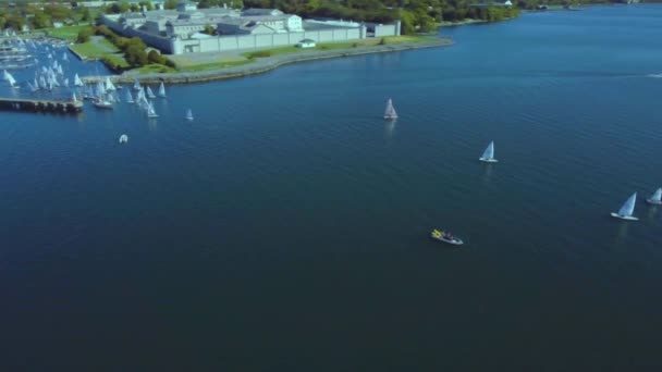 Яхты Aerial View Sea Стоят Парковке Фоне Холмов Небесного Ландшафта — стоковое видео