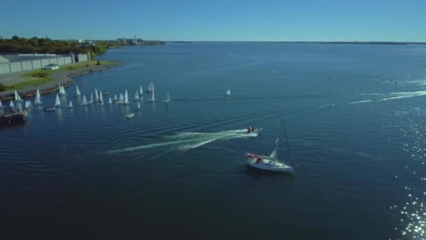 항모와 모터보트가 항해하는 바다를 공중에서 바라본다 돌아다닌다 한바다 — 비디오