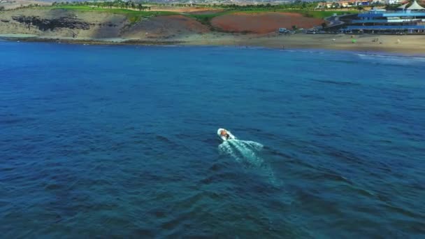 해상에서의 쾌속정의 바다에서 보트를 위에서 공중에서 촬영된 스피드 보트는 청록색 — 비디오