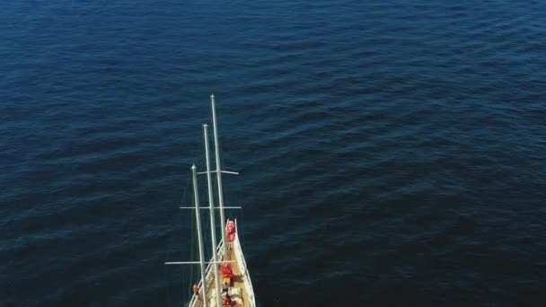 Luchtfoto Van Canvas Zeilboot Uitstekende Luchtfoto Van Een Schip Met — Stockvideo