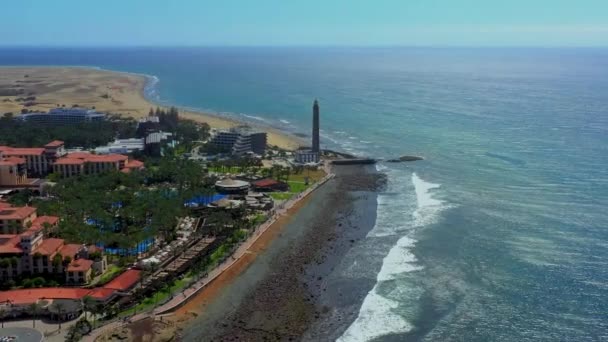 Drone Manzarası Deniz Kıyısındaki Tatil Beldelerinin Helikopter Manzarası Dalgalı Deniz — Stok video