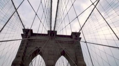 New York 'ta Brooklyn Köprüsü' nde üzerinde bir kuşun uçtuğu güzel bir ağır çekim manzarası var. ABD 1080p