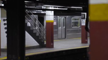 Metro istasyonundan ayrılan metro treni, insanlar toplu taşıma araçlarıyla seyahat ediyor. Metro istasyonu terk ediyor. 1080p