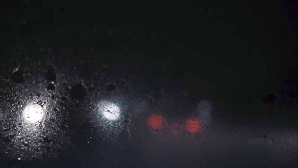 Suddig Trafikvy Natten Genom Bilvindruta Täckt Regn För Bakgrund — Stockvideo