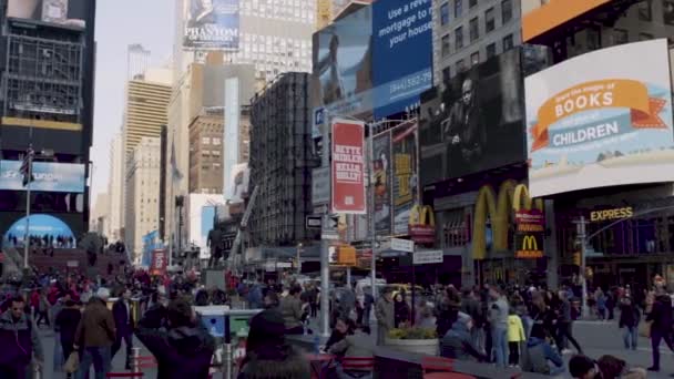 Tłum Ludzi Time Square Ciągu Dnia Times Square Turyści Ludzie — Wideo stockowe