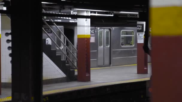 Metro Istasyonundan Ayrılan Metro Treni Insanlar Toplu Taşıma Araçlarıyla Seyahat — Stok video