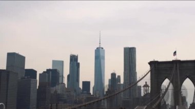 New York 'taki köprüden gökdelenlerin manzarası. New York 'taki binalar. 1080p