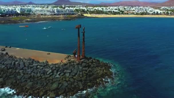 Široký Letecký Pohled Krásnou Sochu Vodním Dem Ostrově Lanzarote Španělsku — Stock video