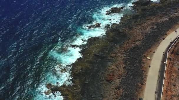 Вид Воздуха Волны Разбивающиеся Скалы Берег Остров Испания — стоковое видео