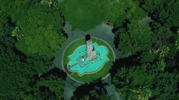 木に囲まれた噴水のある庭の池 — ストック動画