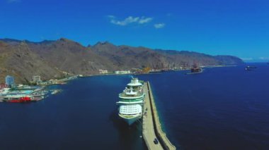 Tenerife adasından gelen feribot gemisi La Gomera Adası, Kanarya Adaları, Atlantik Okyanusu, İspanya 'daki San Sebastian şehrinin limanında kalıyor.