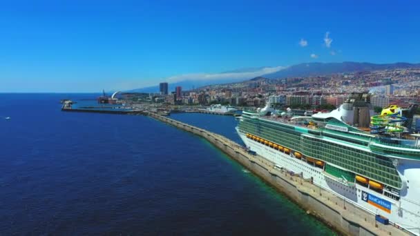 Aerial Cruise Ship Anchored Tenerife Νήσος — Αρχείο Βίντεο