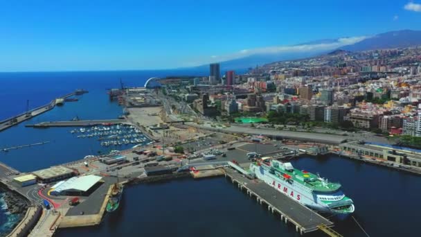 从空中俯瞰特内里费岛的西班牙加那利港 有一艘大游轮停泊在港口 视频剪辑