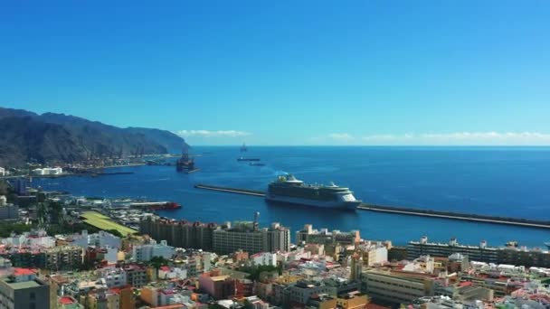 Prachtige Top Antenne Drone Shot Van Enorme Cruiseschip Tenerife — Stockvideo