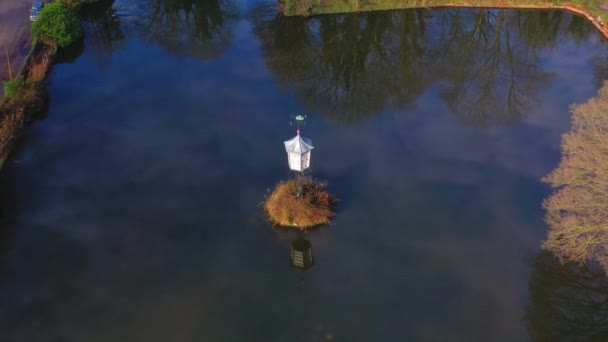 人工湖中央的一盏灯的空中视图 图库视频