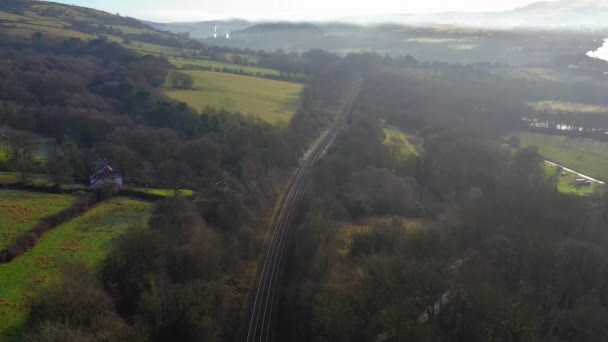 Voando Sobre Estrada Ferro Vazia Nevoeiro Distância Campo Inglês — Vídeo de Stock