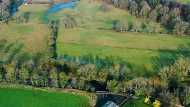 Belle vue de drone d'un champ autum multicolore à la campagne .