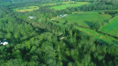 Ormandaki güzel taş köprünün üzerinde uçmak, boş demiryolu.
