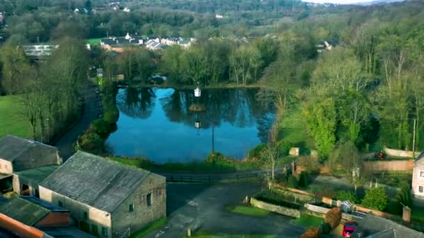 Aerial Sjö Vid Solnedgången Vacker Sjö Från Fågelperspektiv Grön Landsbygd — Stockvideo