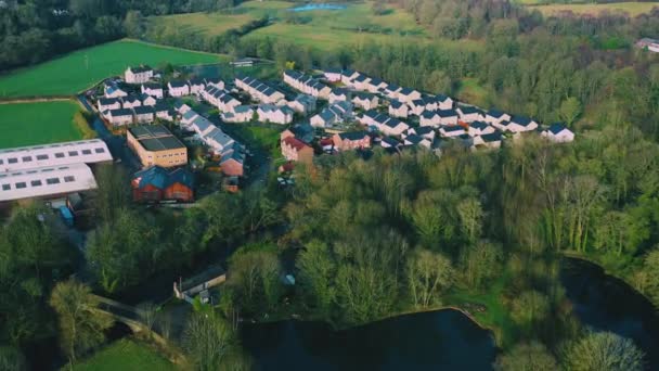 Küçük Güzel Köyün Kırsal Kesimin Kırsal Evlerin Üzerinde Uçuyor — Stok video