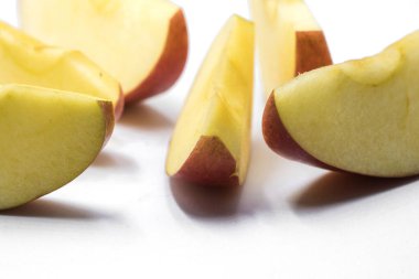 Beyaz arka planda yakın plan kırmızı bıçak kesimi.