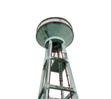 Beyaz arkaplanda izole edilmiş eski su tankı