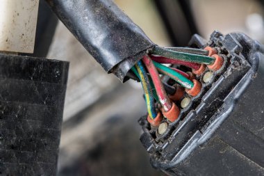 Motorsiklet siyah ton arkaplanı içinde yakın çekim elektrik konnektör prizi