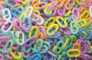 Plastik zincir dokusunun pastel rengi. Özet arka plan. Oyuncak eğlence konsepti.