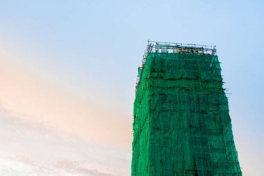 Mavi Bulut arkaplanlı terk edilmiş bina inşaatı