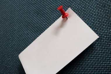 Not kağıdını kapat ve kırmızı raptiye ile mavi mantar panoya kopyala