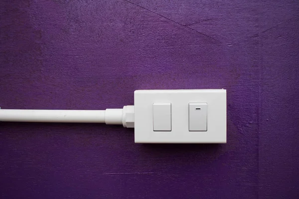 Närbild White Switch Och Plug Lila Vägg Med Kopieringsutrymme — Stockfoto