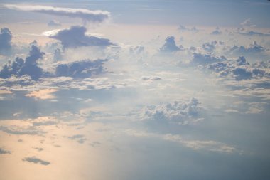 Bulutlu mavi gökyüzünü uçaktan seyret. Akşamları açık hava